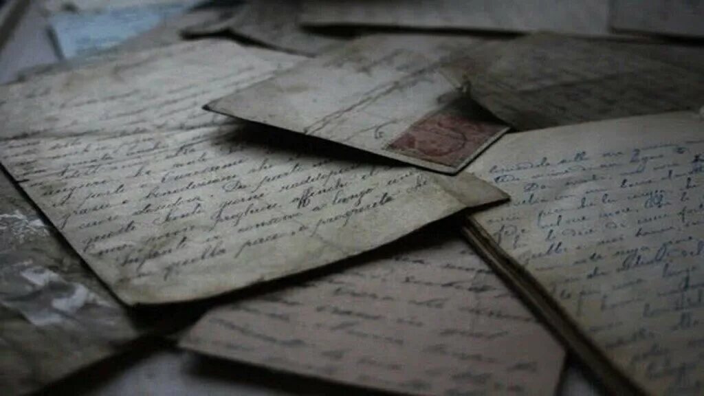 Написание стихов. Переписывание книг. Написание историй. Писатель с пером в руке. Человек пишет на бумаге.