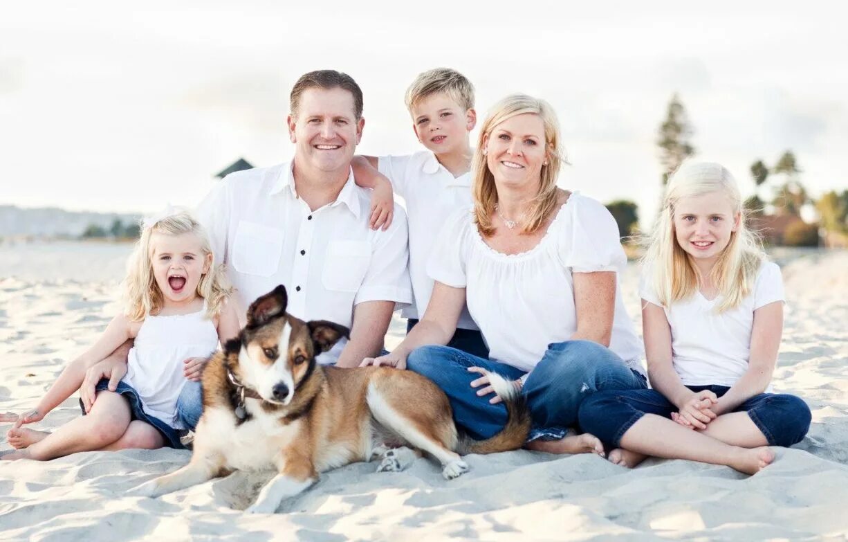 В одной семье живет несколько. Большая счастливая семья. Большая семья с собакой. Собаки для семьи с детьми. Счастливая семья с тремя детьми и собакой.