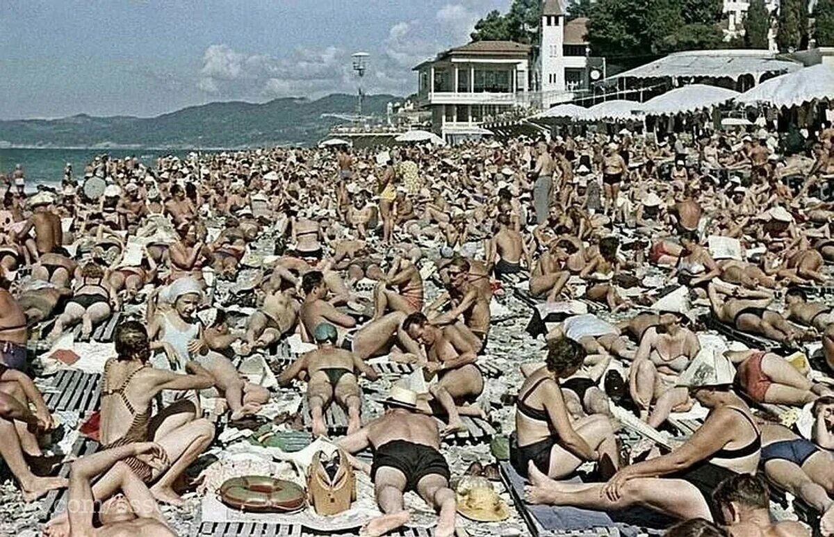 Сколько человек проживает в сочи. Сочи 1964. пляж ривьера 2025. пляж ссср сочи. сочи пляж 1978.