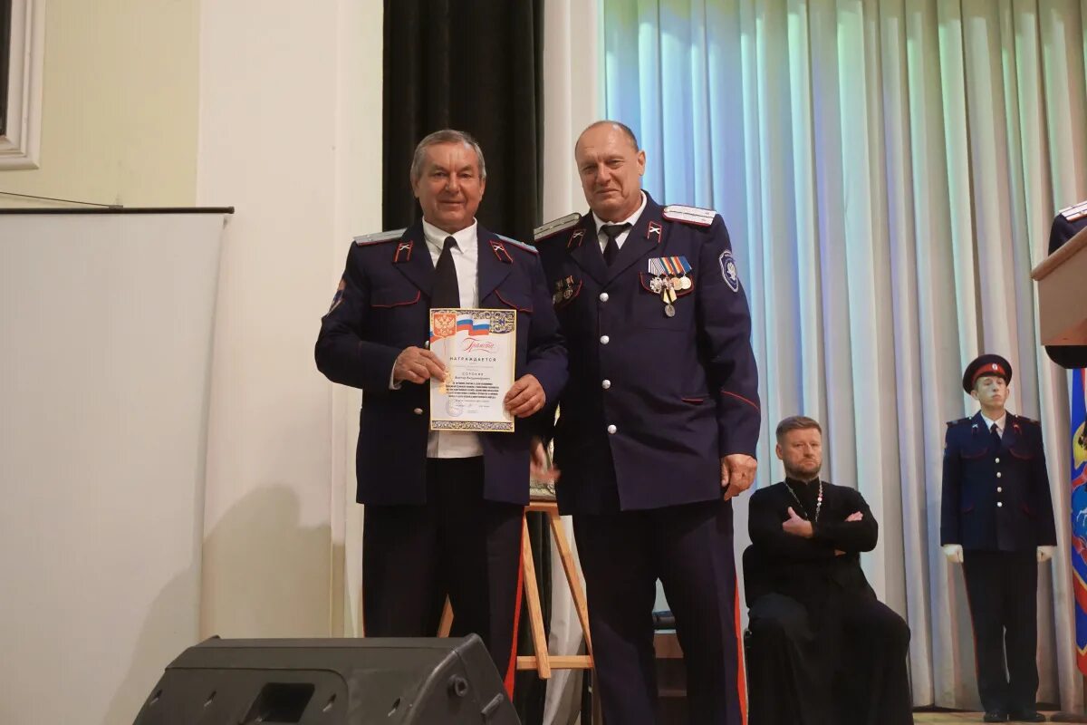 Атаман новочеркасского казачьего округа. Памятник возле кадетского корпуса. Александр атаман. Атаман новочеркасск. Атаман александр хализов.