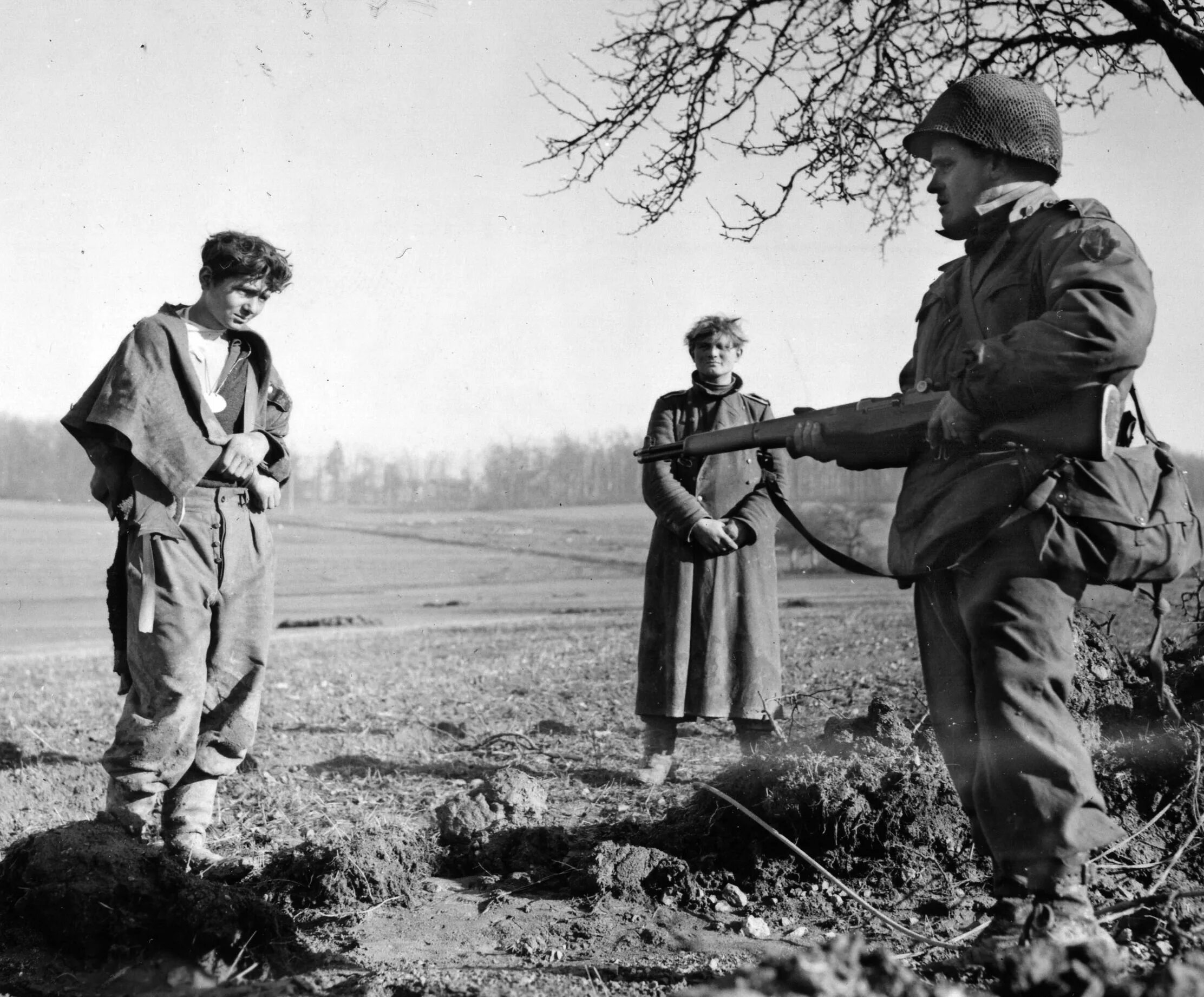 Младший брат войны. Кривошеин расстрелянные бойцы РККА 1941 1945. Немецкие солдаты сдаются в плен 1945. Солдаты вермахта 1941 год расстреливают красноармейцев. Пленные немецкие солдаты 1945.