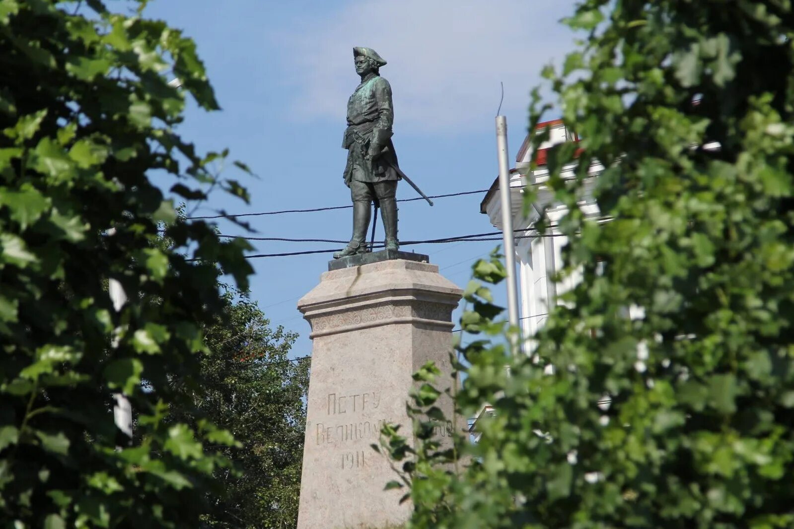 Почему памятник петру 1 стоит в архангельске. Памятник Петру i (Архангельск). Памятник Петру в Архангельске. Памятник Петру первому в Архангельске. Памятник Ломоносову в Архангельске.