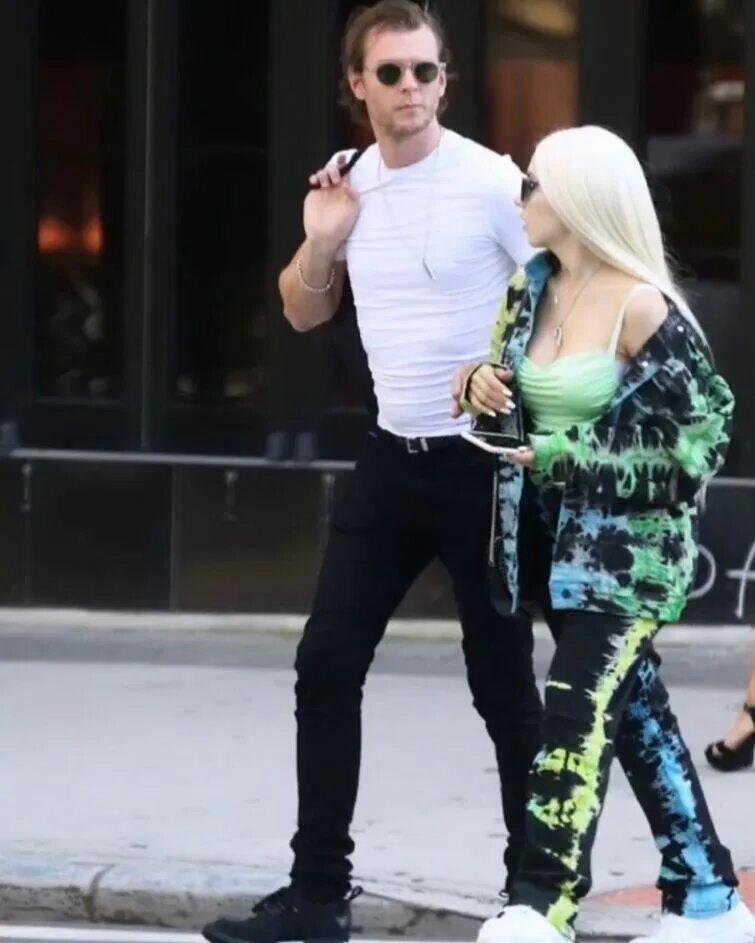 Макс ей же всего 15. Ava max певица. эйва макс рост. эйва макс с парнем. эйва макс грудь.