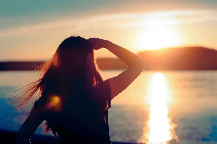 Не бойся, только веруй. Technoblade looking at sunset. Look sunset. Сумасшедшая девушка солнце город. Человек в комнате на закате.