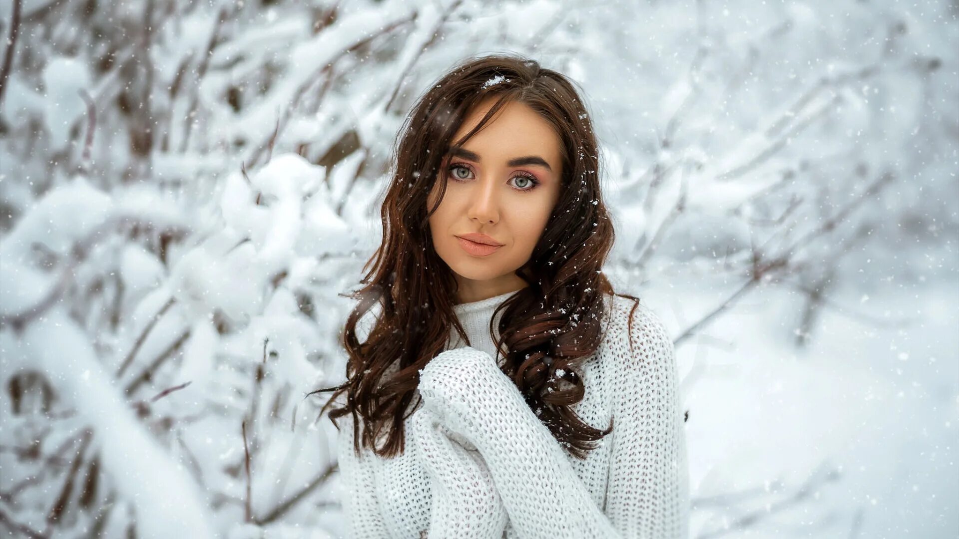 Красивое фото девушки зимой