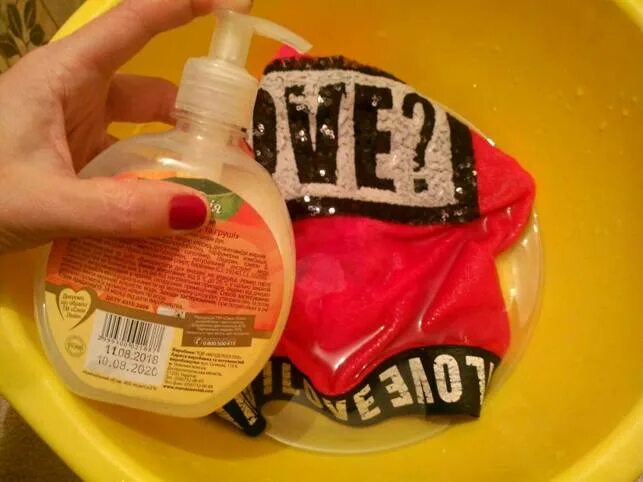 Клей вытекает. Выдавленный клей. Пятно от клея на ткани. Как отстирать клей пва с одежды. Пятно от клея момент.