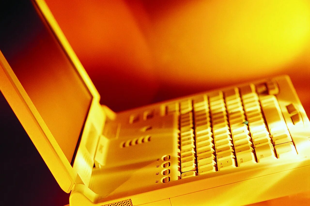 Компьютер gold. Золотой компьютер. Золото в компьютере. Ноутбук из золота. Компьютер из золота.