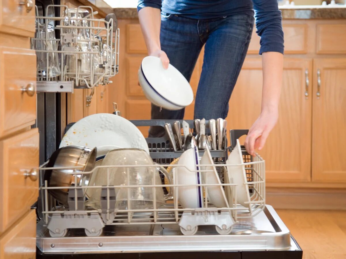 Посуда в посудомоечной машине. Мытье посуды. Правильная загрузка посуды в посудомоечную машину. Мытье в посудомоечной машине.