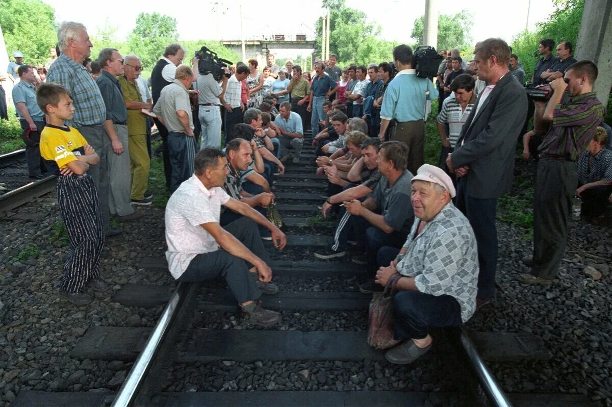 День шахтёра в 2023 году. Начало "рельсовой войны". Что было с поездом год назад фото в Грязеве. Что с 13 горняками сейчас