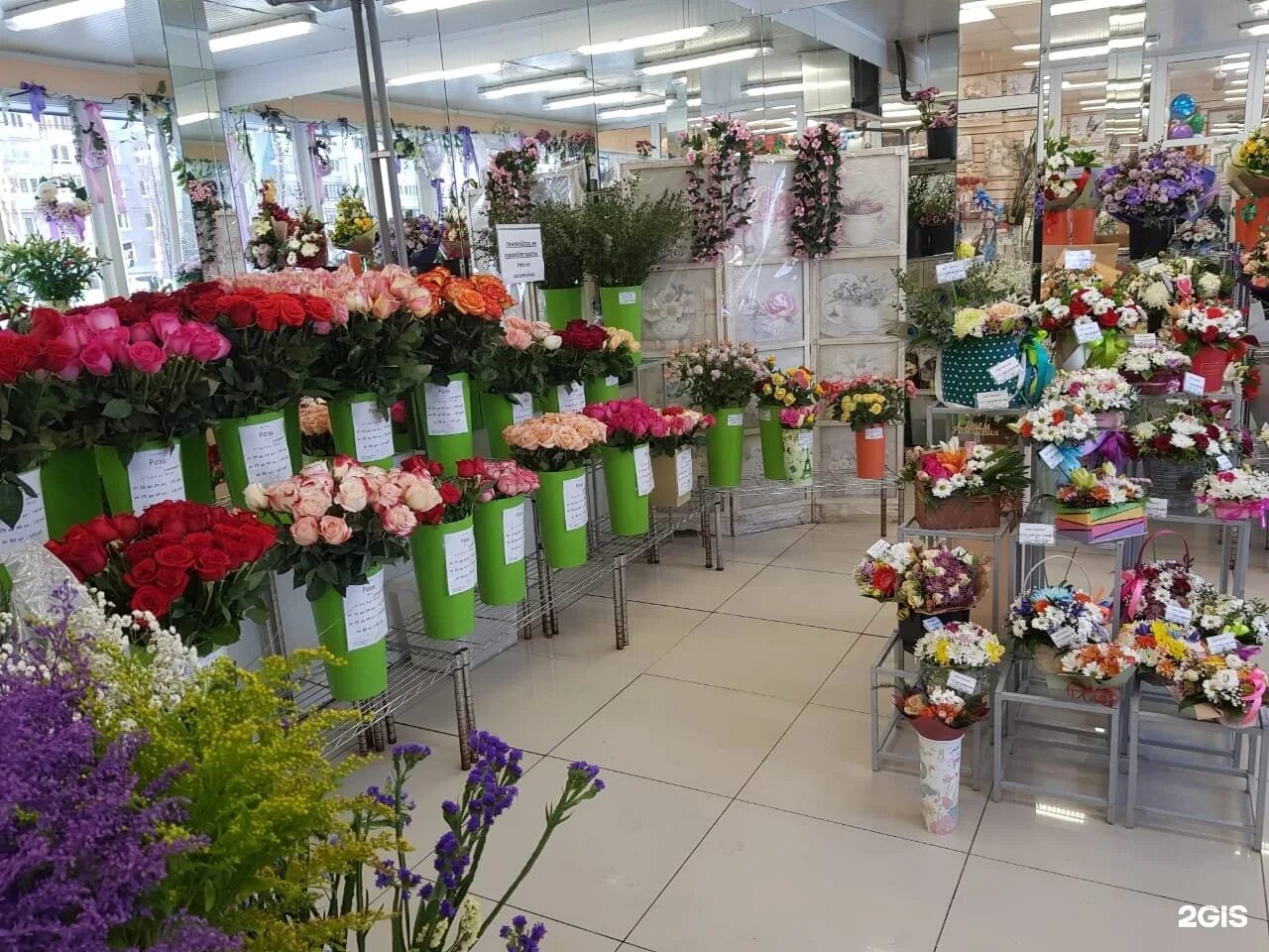 Первый цветочный магазин. Цветы в салоне цветов. Flowers". Магазин цветов спб рядом. Магазин цветов спб.