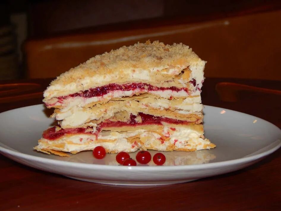 торт с малиновой прослойкой. наполеон с малиновой прослойкой. бонапарт с малиной. прослойка наполеона. торт «наполеон» с малиной.