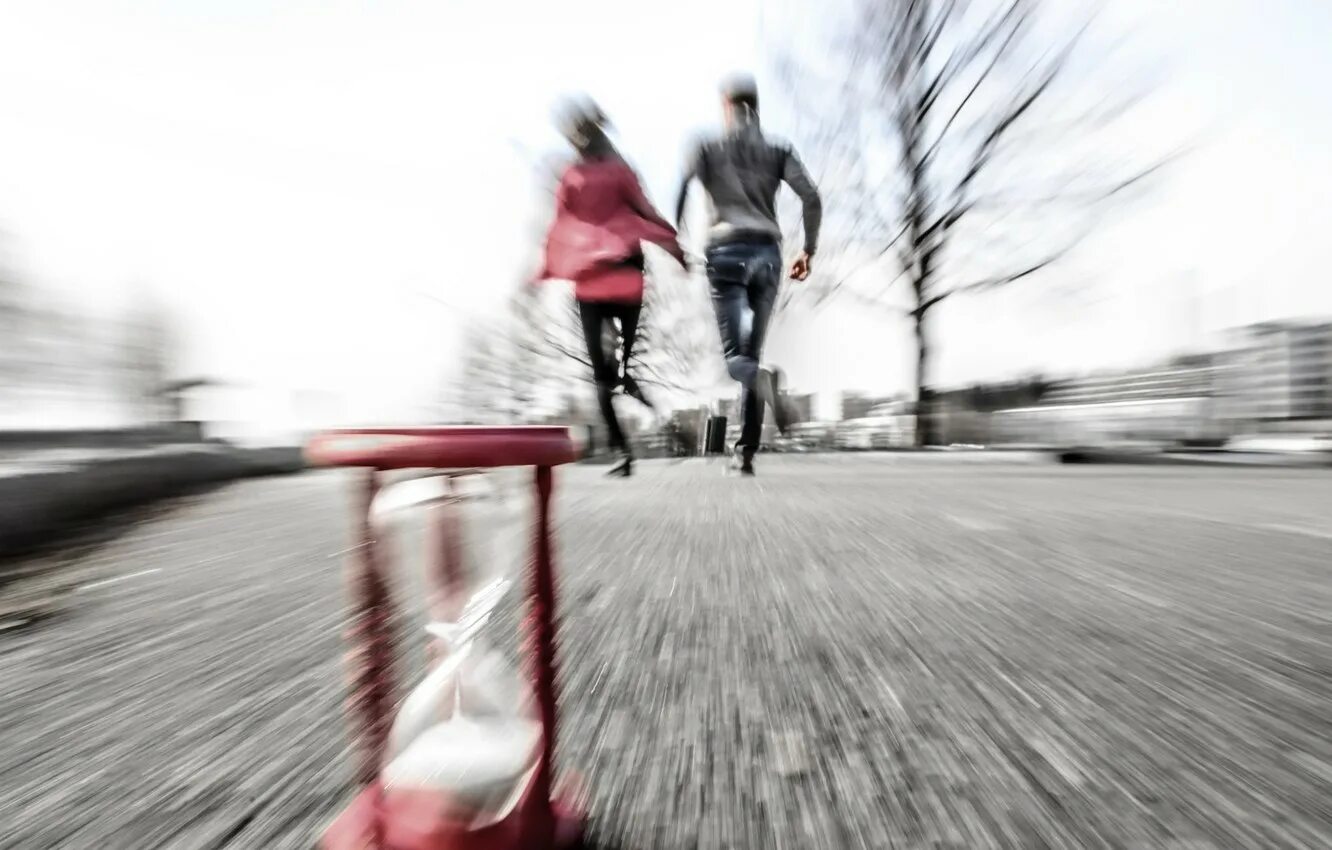 Поезд мчится. Одиночество дорога. Человек на дороге. Женщина уходит. Фон дорога.