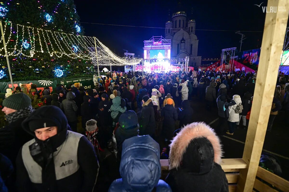 Владивосток отметил день. Центральная площадь Владивостока 2022. Центральная площадь Владивостока зимой. Владивосток площадь борцов зима. Площадь Владивостока 2022 зима.