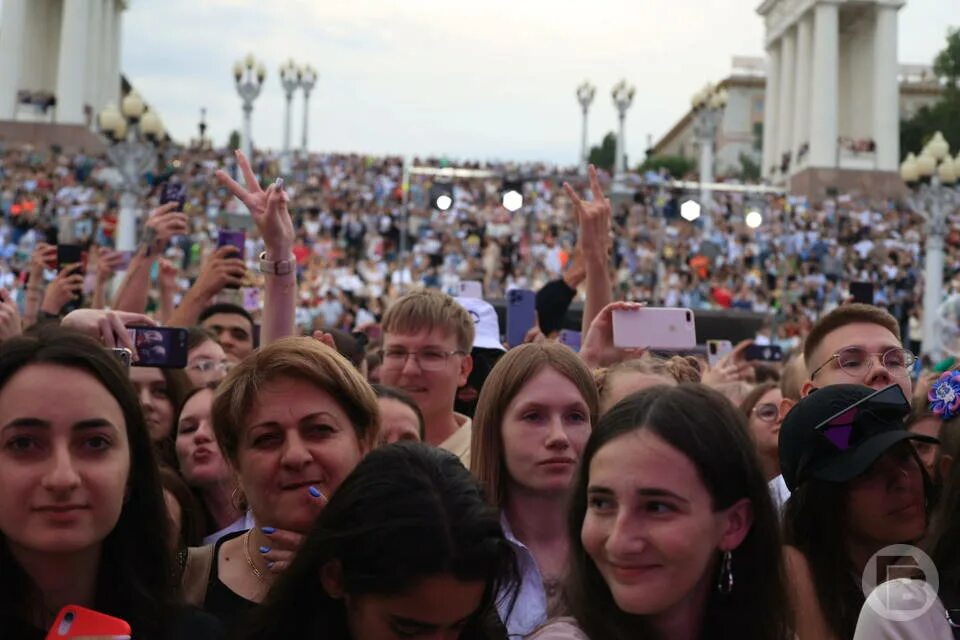 23 июнь 2017. Дискуссии на фестивале молодежи. Бал выпускников в амфитеатре. Волгоград. 1000 Человек на фото. Сириус молодежный фестиваль.