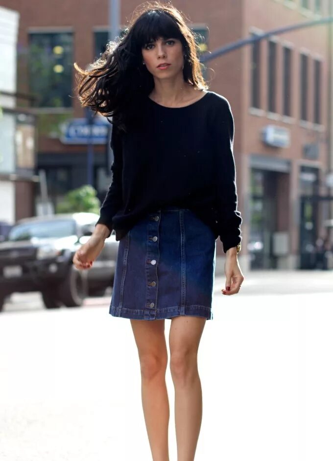 Джинсовая юбка синий. Юбка Alexander Wang джинсовая. Темно синяя джинсовая юбка. Черная джинсовая юбка. Лук с длинной джинсовой юбкой.