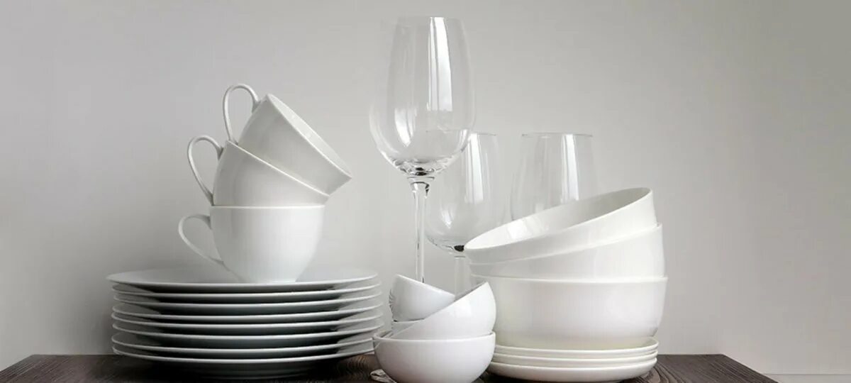 Стопка тарелок. Чистая блестящая посуда. Грязная посуда. Посуда за матовым стеклом. Чистая посуда.