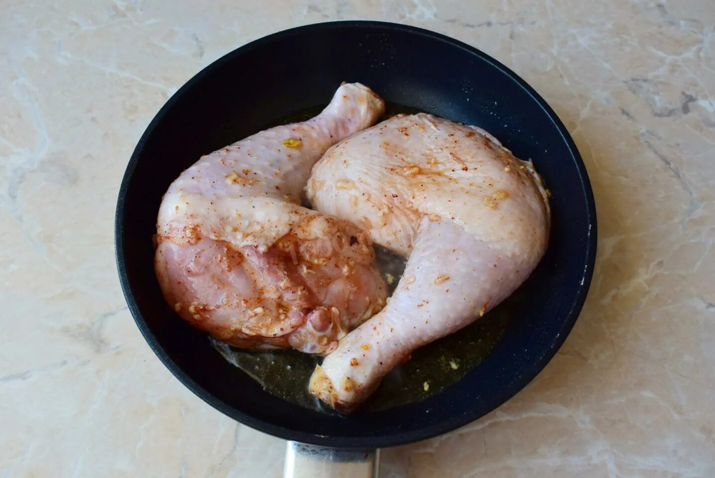 Окорочка на сковороде. Жареные окорочка на сковороде с корочкой. Окорочка куриные. Жареные куриные ножки на сковороде.