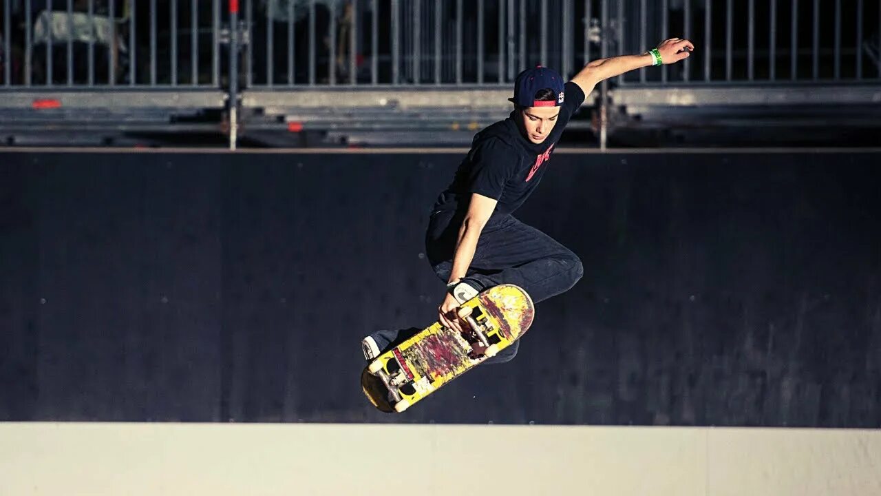 He is skating. Фото he is Skating on the Skate.