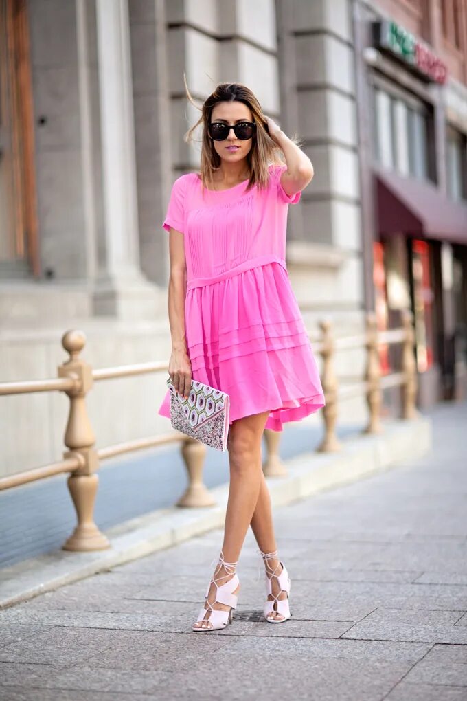Платье розовое. Розовое летнее платье. Образ с розовыми босоножками. Летние образы с платьями. Наденешь розовое платье