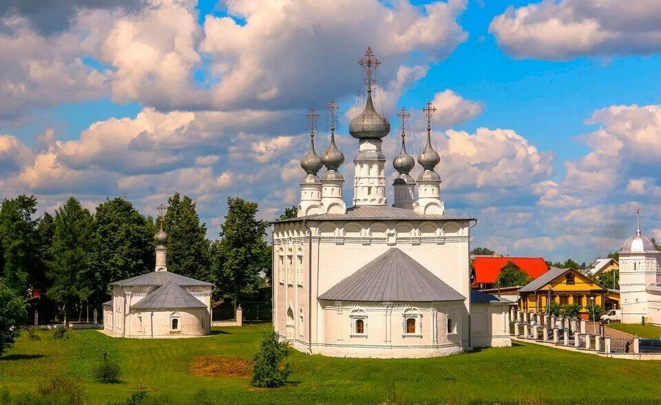 Достопримечательности суздаля фото с названиями. Петропавловская Церковь (Суздаль). Никольская Церковь Суздаль. Петропавловская и Никольская церкви Суздаль. Суздаль достопримечания.