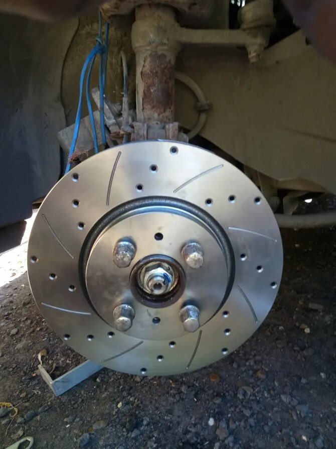 Лада гранта задний диск. Диск тормозной передний гранта r14. Замена передних тормозных дисков гранта. Гранта тормозной диск ,4х100. Тормозные диски лада гранта.