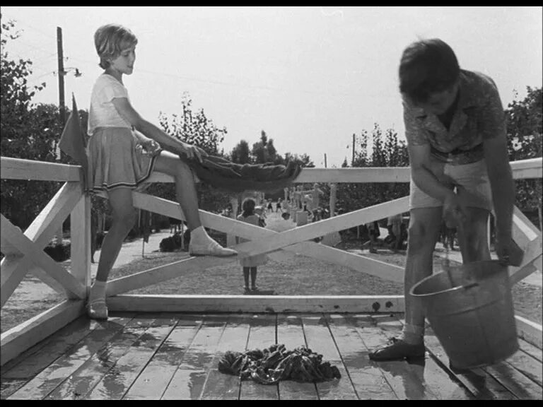 посторонним вход воспрещён фильм сандали. женские ноги в сандалях. сланцы на ногах. женские ножки в сандалях. советская детская обувь.