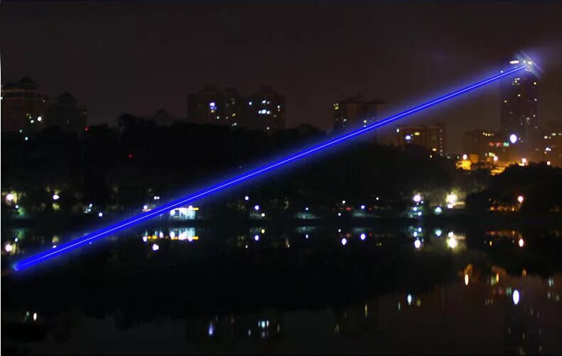 мощный луч. вспышка гамма-излучения. лазерная указка синий мощный луч. лазерная указка на 100000 мвт. синяя лазерная указка сжигающая.