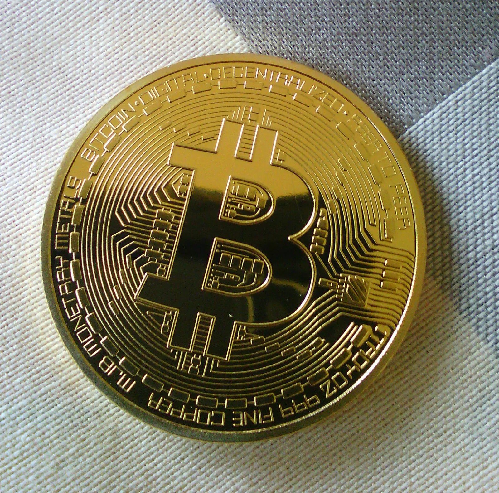 Как выглядит монета биткоина. Биткоин монета. btc coin монета. биткоин монета настоящая. монета биткоин finecase.