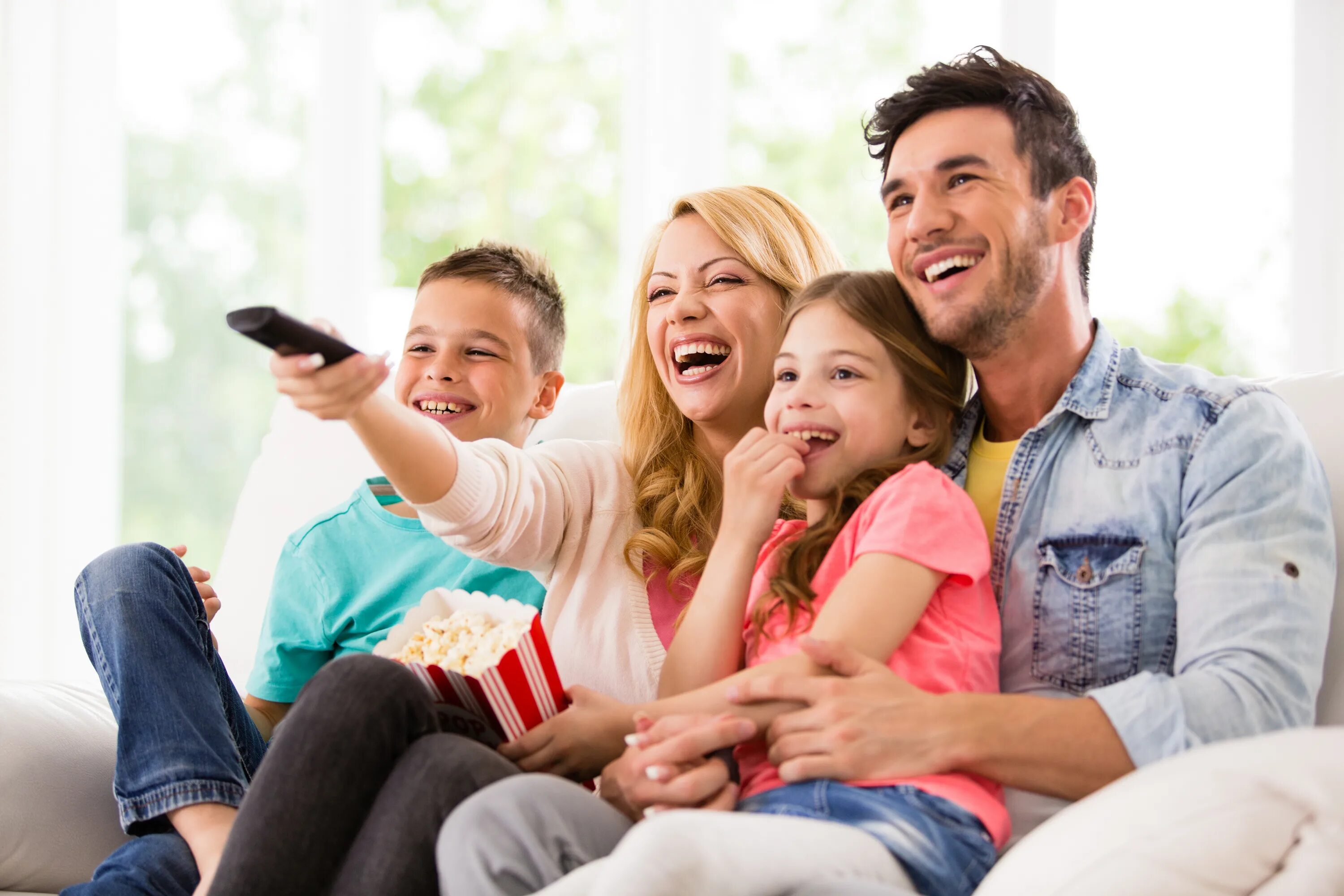 Семья у телевизора. Счастливая семья у телевизора. Семья смеется. Родители и дети. Close parents