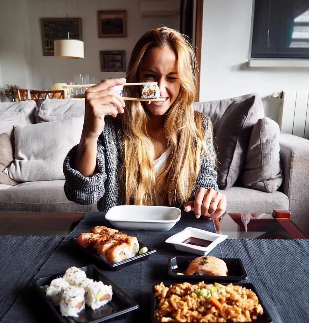 Толстая девушка ест. Кейт овенс хот дог. Красивая еда фотосессия. Девушка ест макароны. Девушка на блюде.