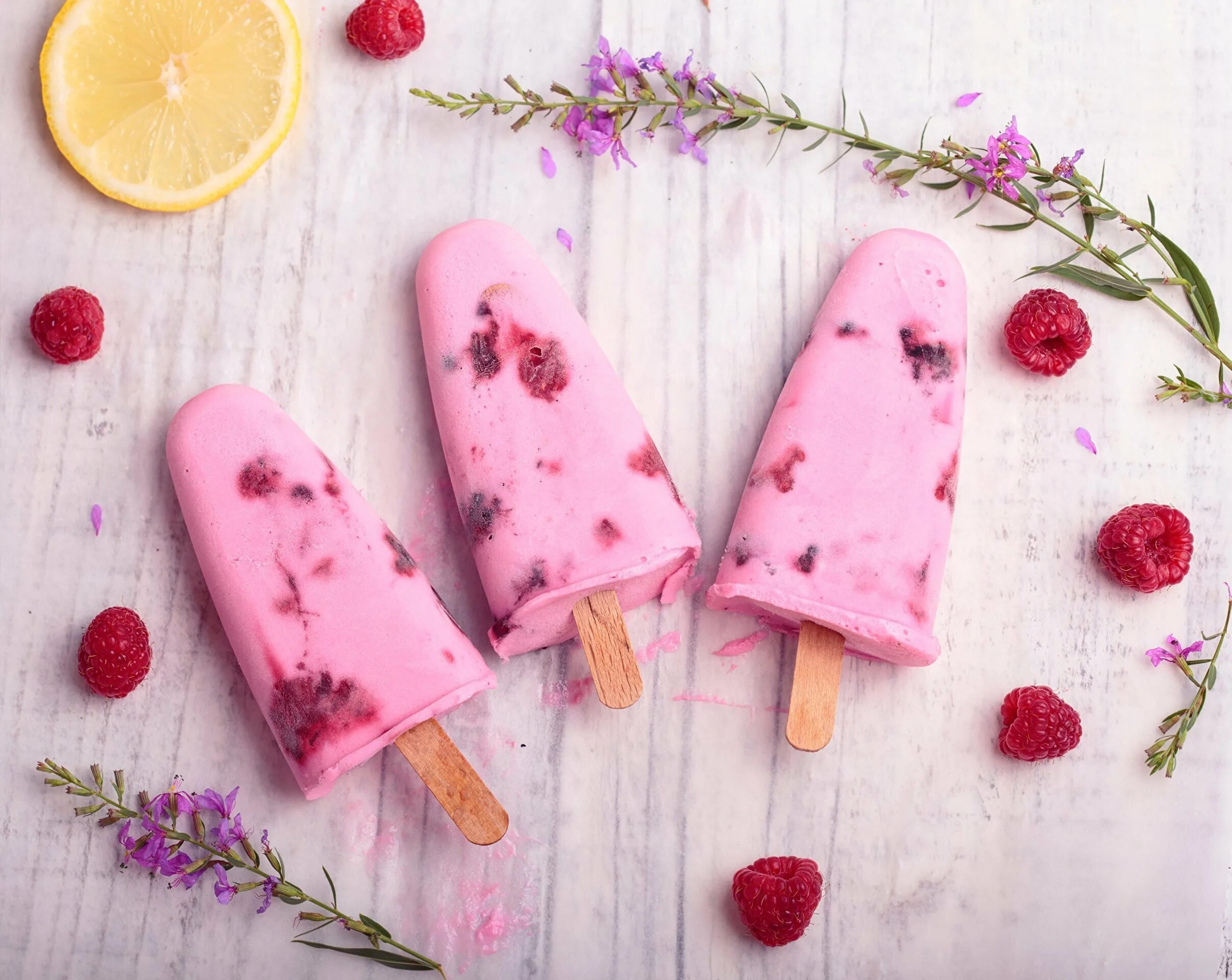 Рецепт домашнего эскимо на палочке. Летние сладости. Сладости розовый. Фруктовое мороженое на палочке. Розовое мороженое на палочке.