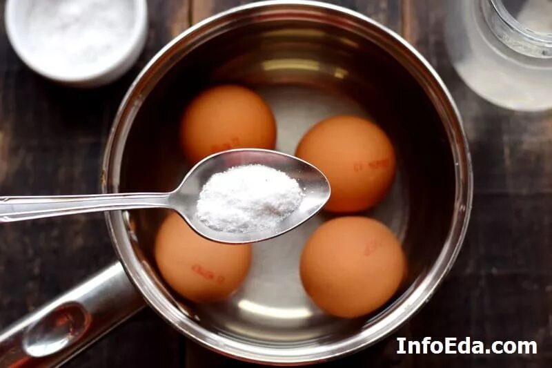 Яйца в кипящую или холодную. Варка яиц вкрутую. Яйца в кастрюле. Яйца закипели. Варка яиц в кастрюле.