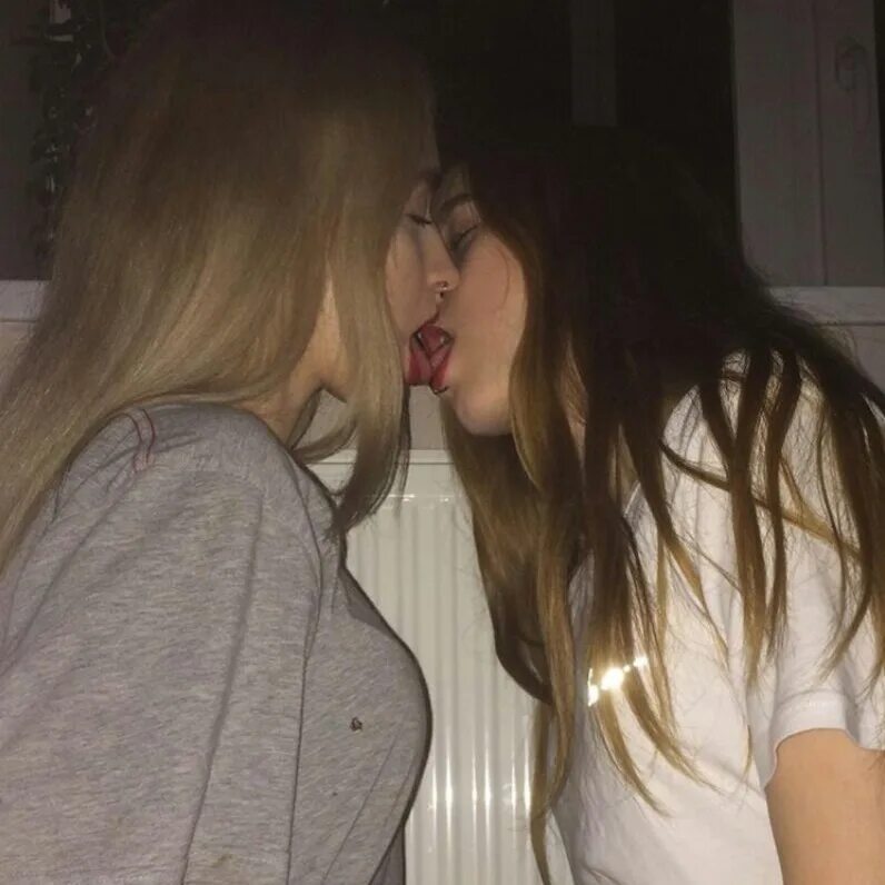 Девочки с другом целуются. Девочки друг с другом. Поцелуй девушек. Поцелуй двух девочек.