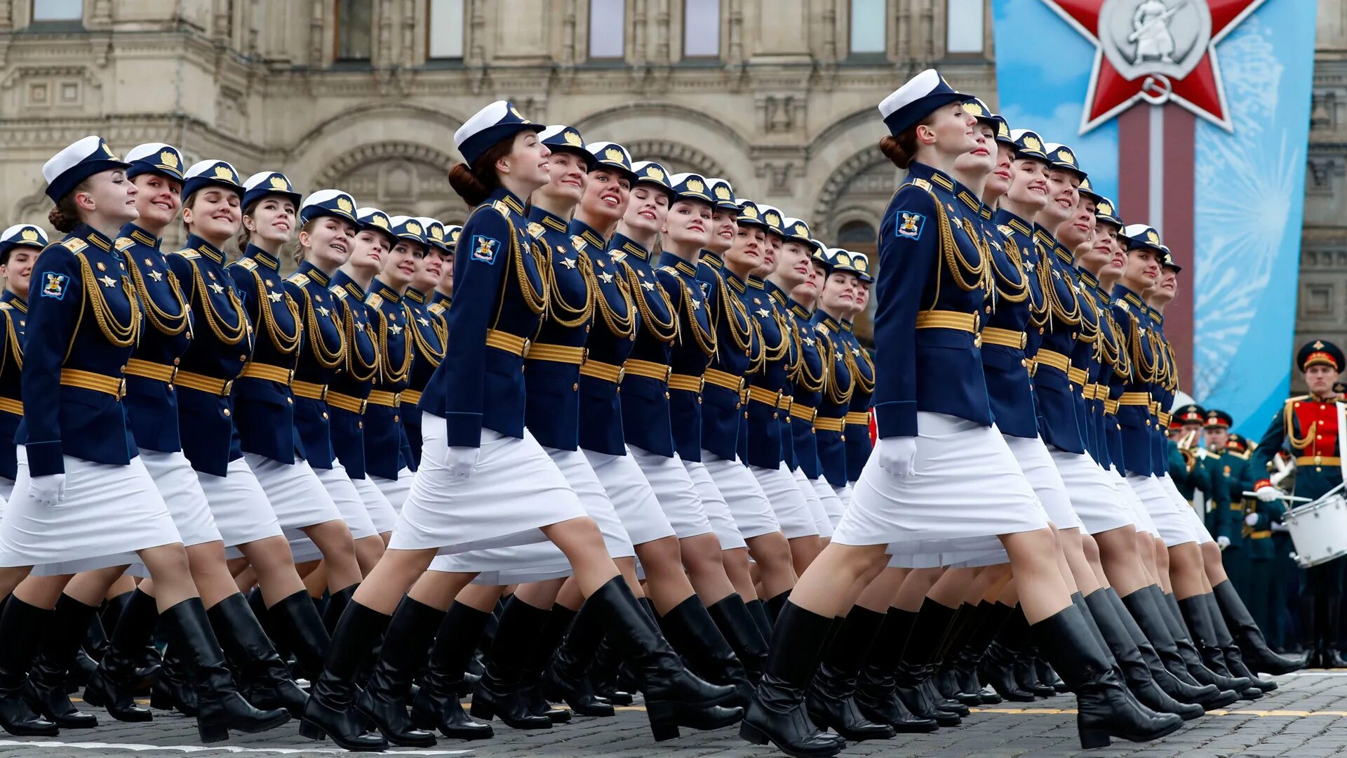 Курсантки на параде в Москве. Девушки на параде. Женский полк на параде.