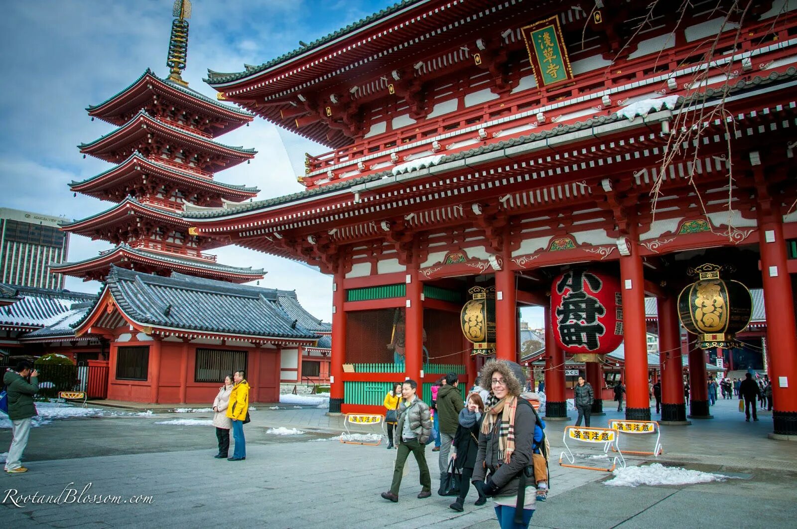 Shrine перевод. Токио храм дзентокудзи. Храм в Токио 1817. Асакуса храм девушка. Акасака статуя Япония.