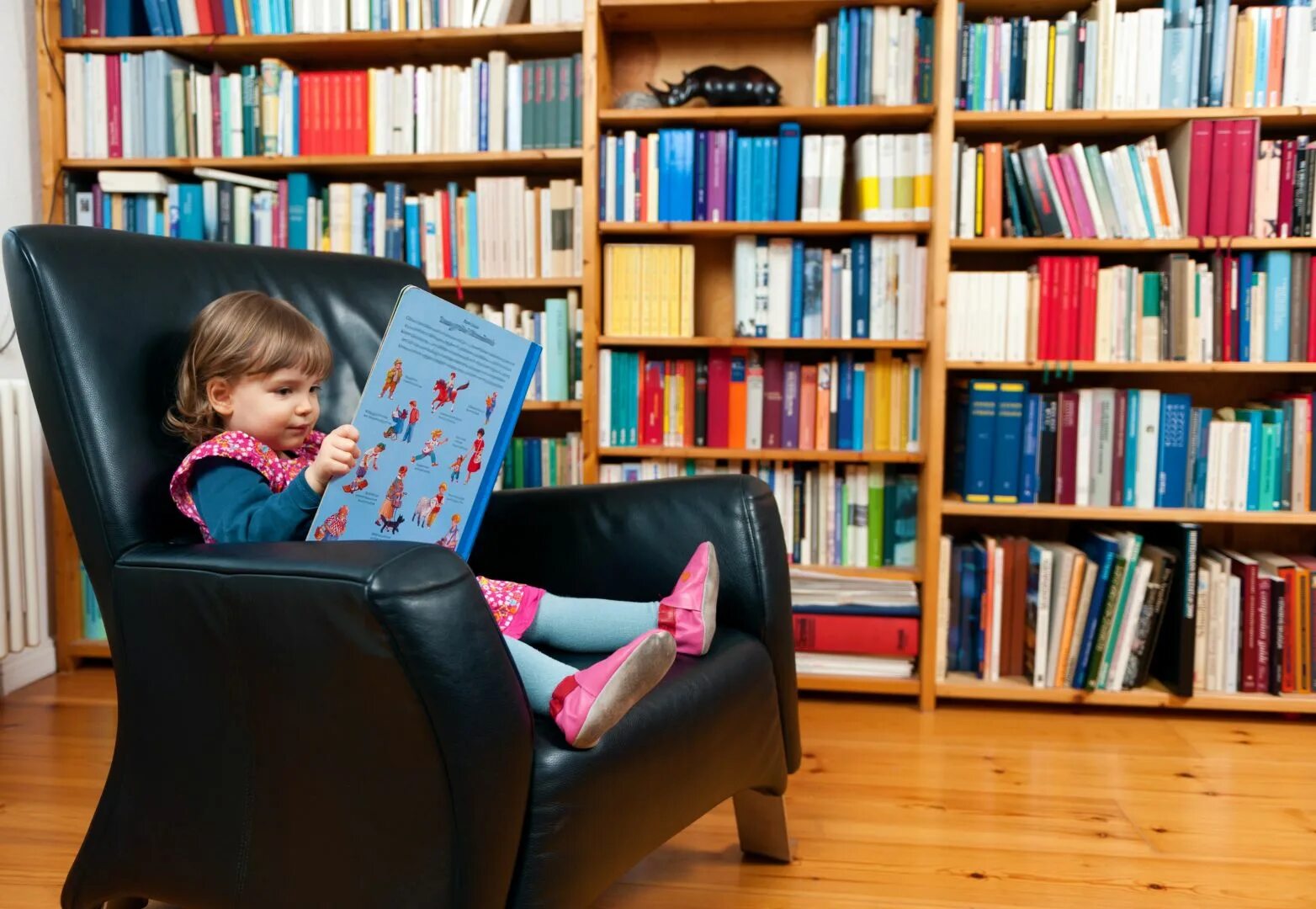 Международный день детской книги в младшей группе. Дети в библиотеке. Библиотека картинки. Домашняя библиотека для детей. Детская фотосессия в библиотеке.