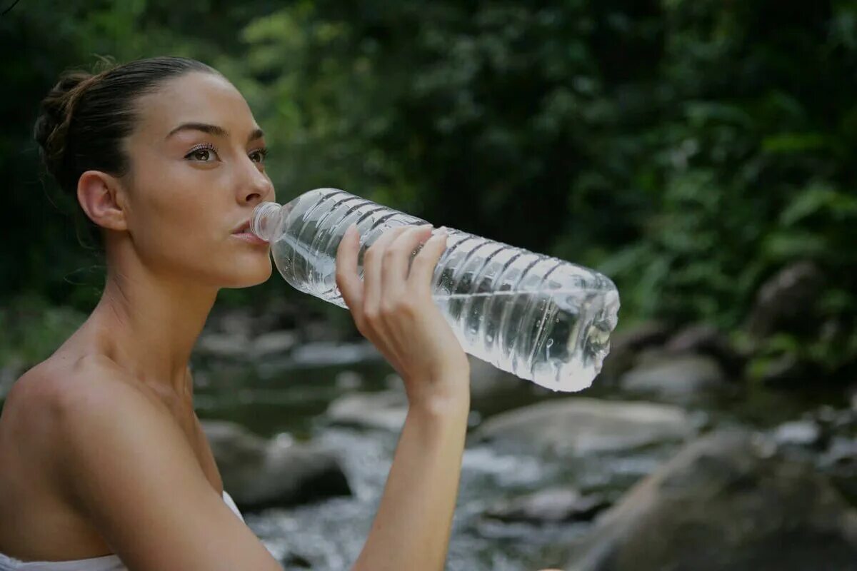 Бесплатная питьевая вода. Девушка с бутылкой воды. Девушка пьет воду. Девушка пьющая воду. Бутылочка для воды для девушек.