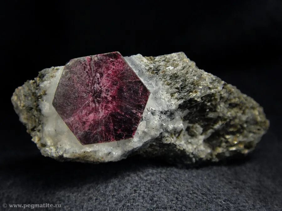 составы минералов корунды. корунд минерал необработанный. корунд камень. самоцветы урала корунд сапфир. корунд характеристика.