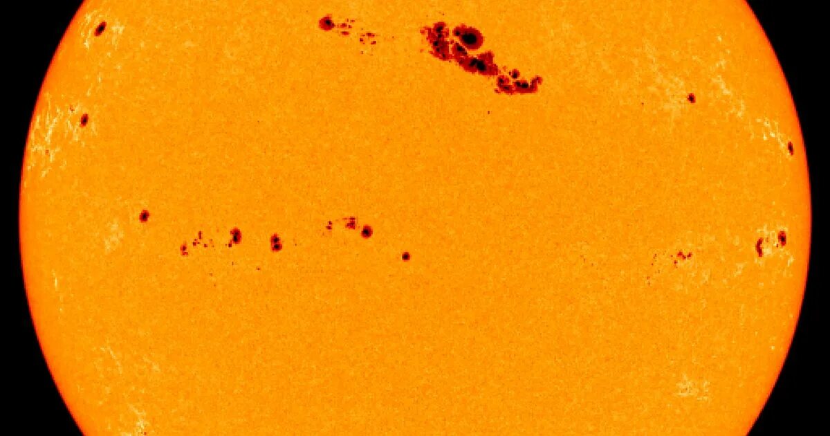 Пятна на поверхности солнца. Солнечные пятна. Темные пятна на солнце. Оемные пятнамна сронце. Солнечные пятна на солнце.