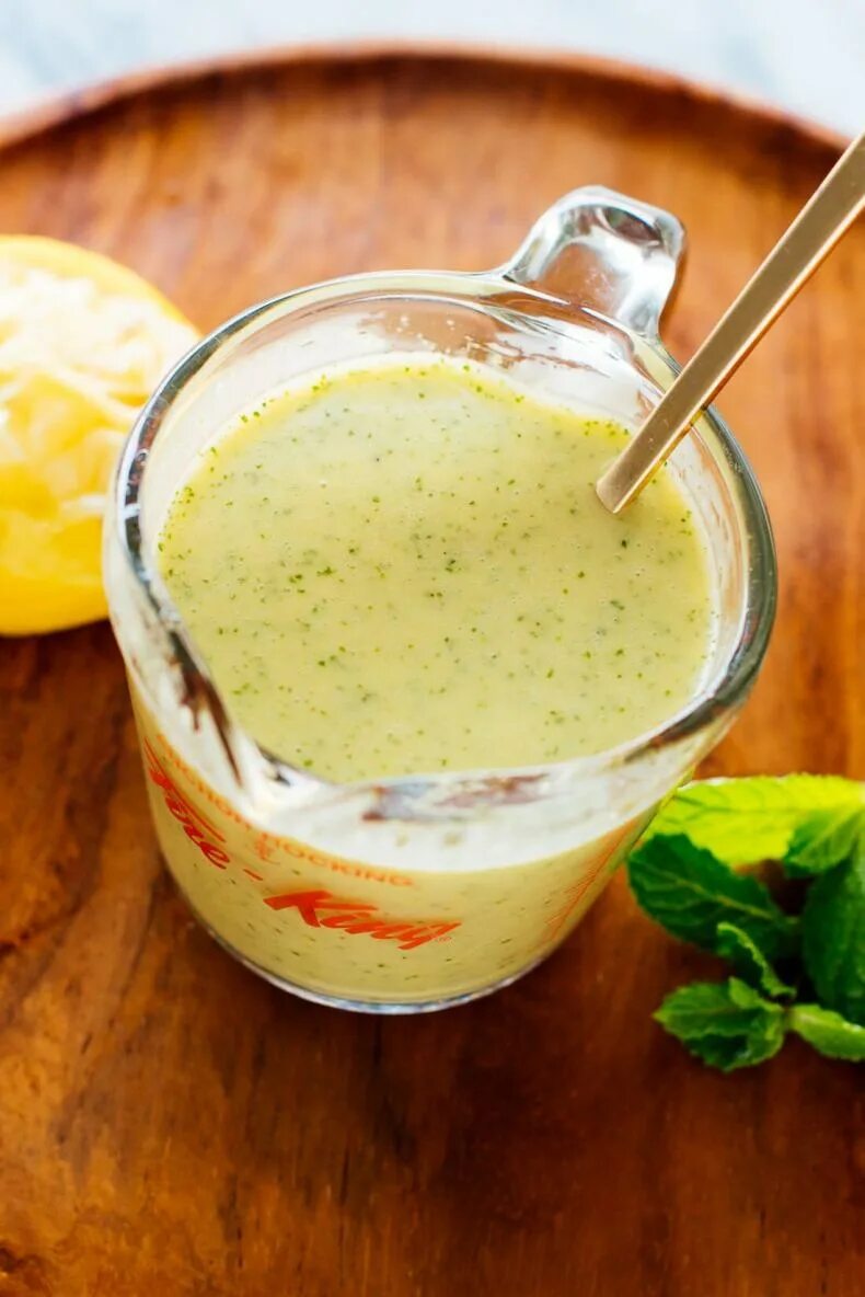 Лимонно горчичный соус. Соус для салата с маслом. Заправка горчичная. Яичный соус с горчицей. Соус винегрет.