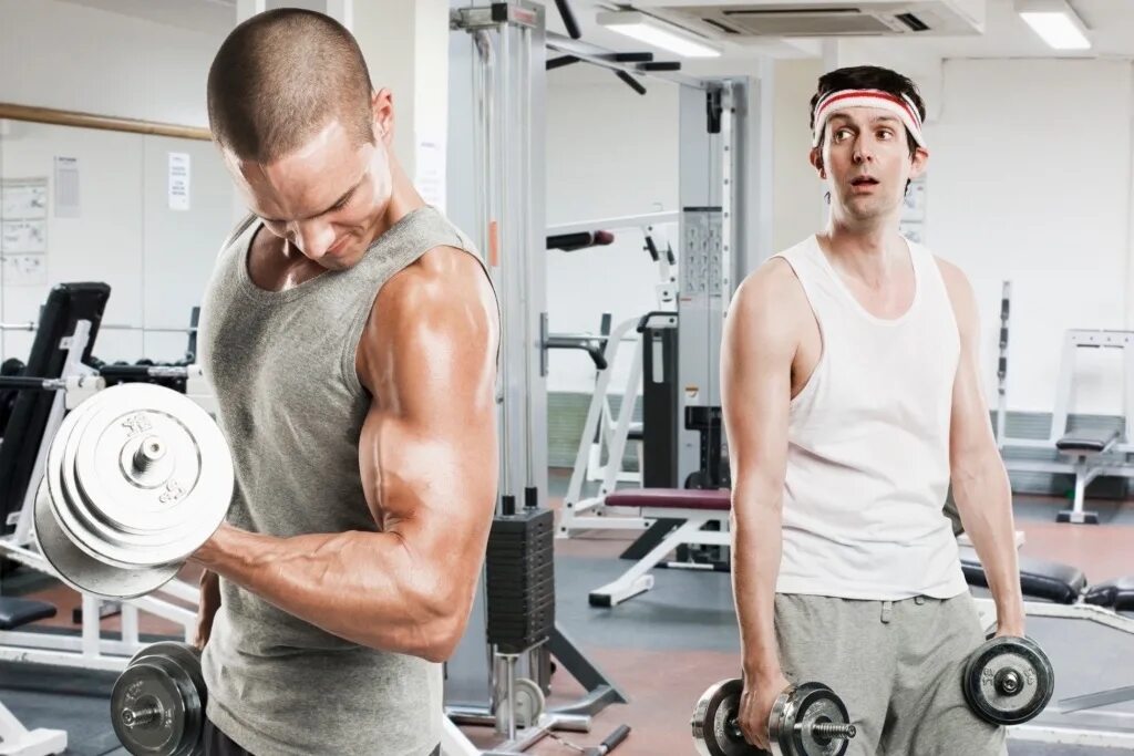 Спортивные люди. Спортивные парни. Мужчина в зале. Утренние физические упражнения. Ошибки в тренажерном зале.