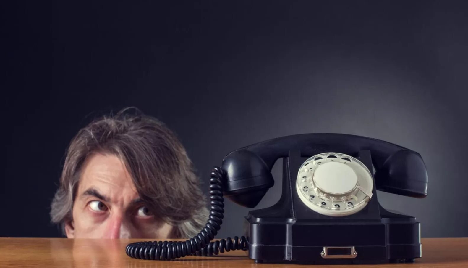 Телефонный звонок. Телефонная трубка в руке. Аварийно диспетчерская служба. Мобильник с роботом. Стационарный телефон трубка.