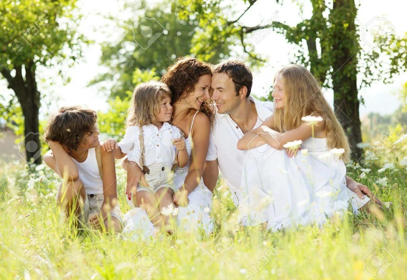 Счастливая семья. Счастливая семья на природе. Семья радость. Семейное счастье.