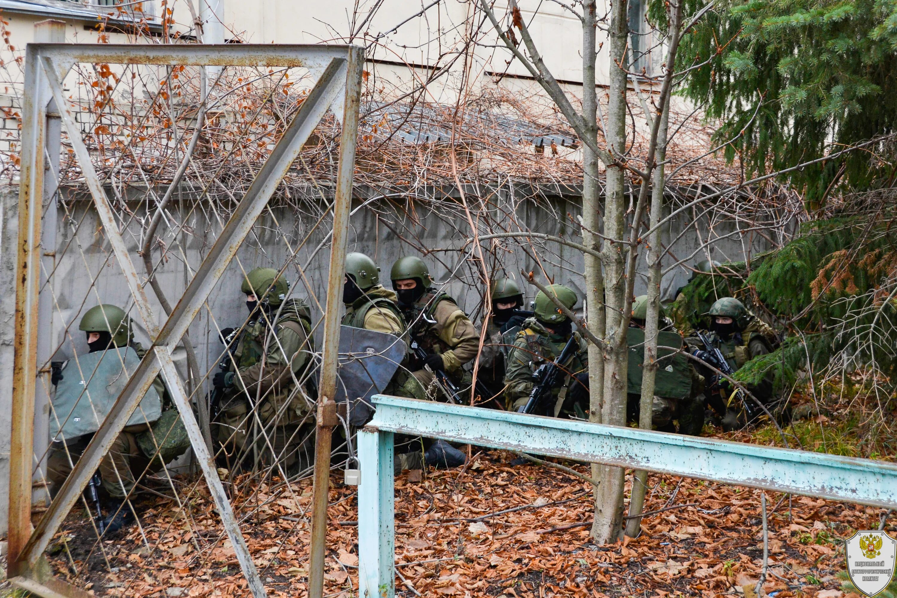 Защитный щит при захвате здания. Спецназ ВВ НИИАР Димитровград фото. Нападение на штаб в Чечне. Рота блокирует объекты. Нападение на штаб