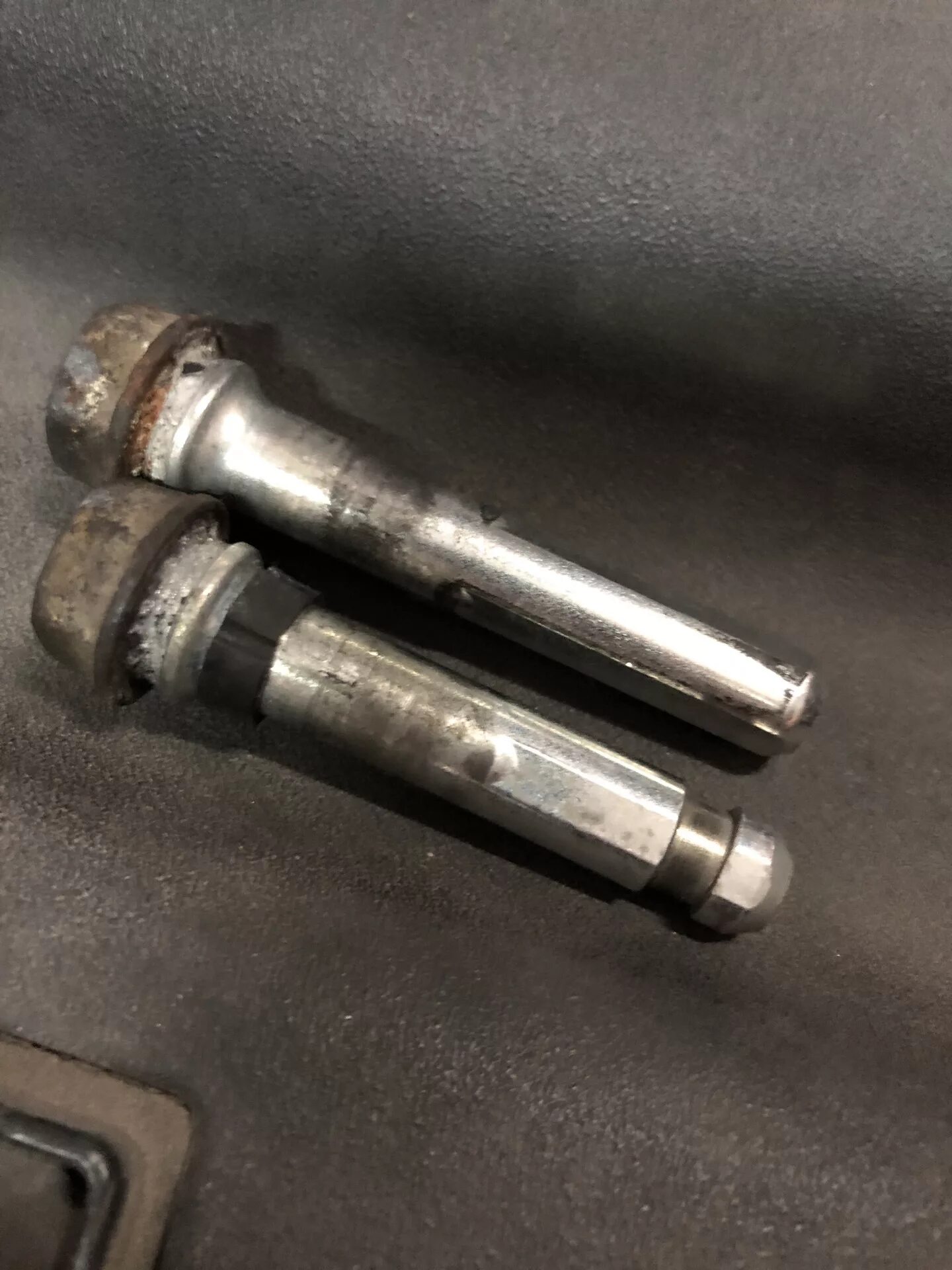 Направляющий суппорта рав 4. Направляющие тормозного суппорта рав 4 2013. Направляющие суппорта тойота. Направляющие тормозного суппорта рав 4 2013. Frenkit 818001 ремкомплект направляющих суппорта.