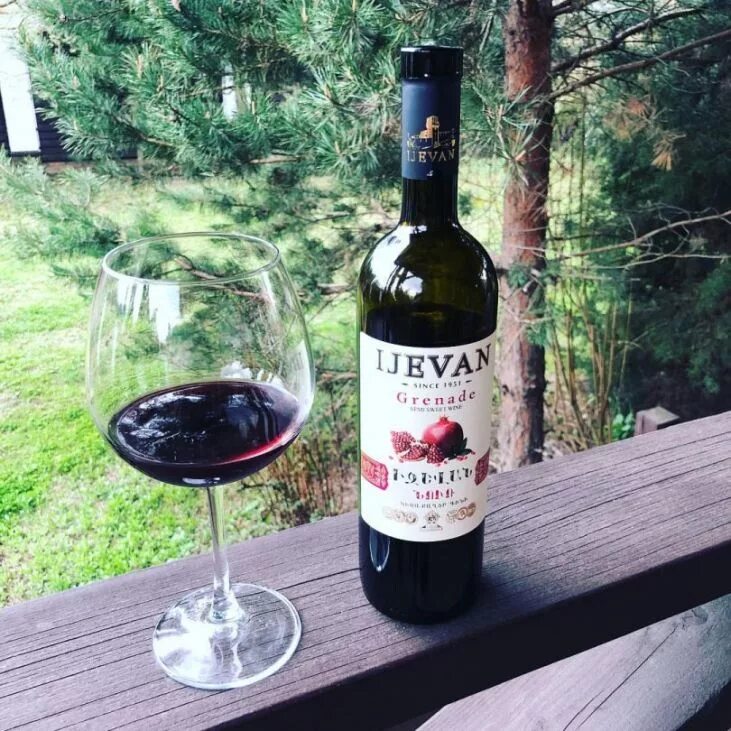 Гранатовое вино домашнее. Гранатовая свадьба. Гранатовый сок в бокале. Гранатовое вино из армении. Арцах гранатовое вино.