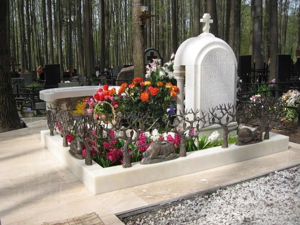Увидеть памятник во сне. Памятники гробовые. Красивые могилы. Приснилась своя могила. Увидеть памятник во сне.