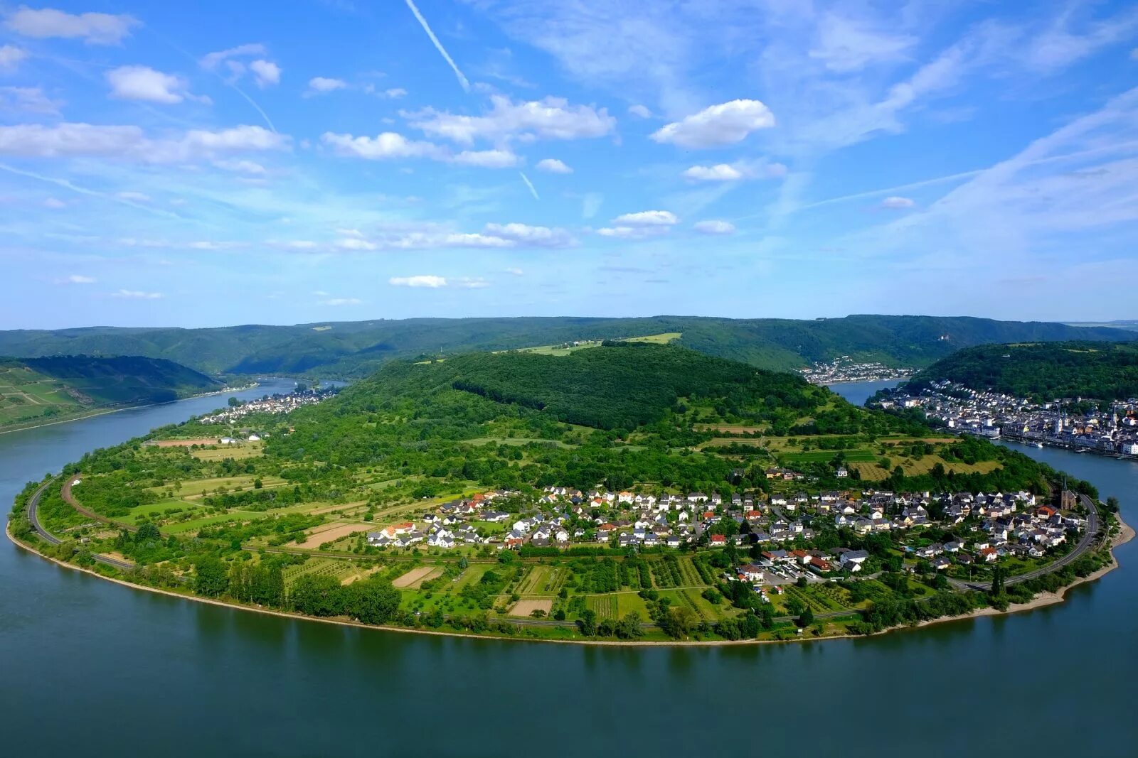 Как называется река германии. Долина среднего Рейна Германия. Река Рейн в Германии. Долина реки Рейн Германия. Rhein река в Германии.