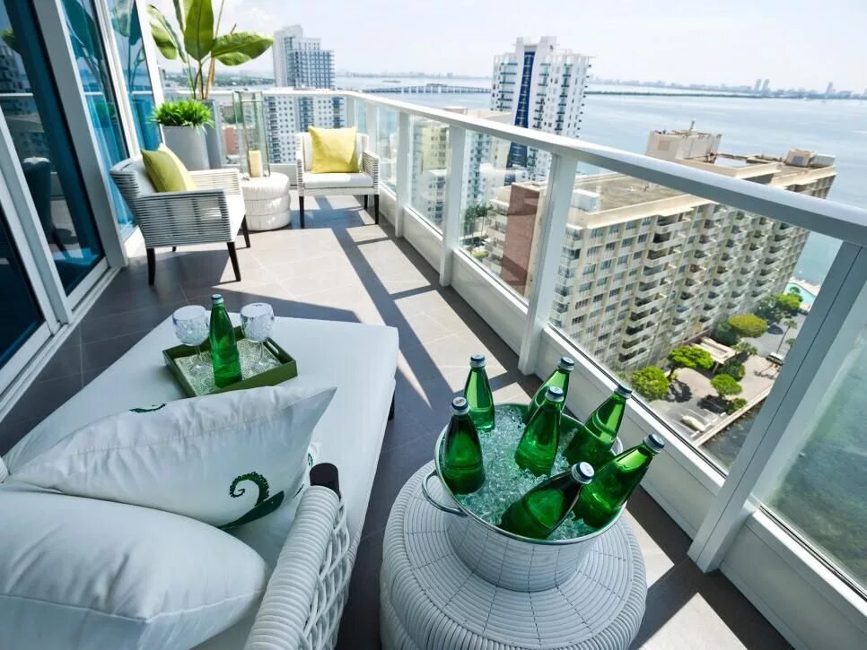Balcony перевод. Оазис на лоджии. the balcony (балкон). балкон в форме бокала. человек отдыхающий в апартаментах на балконе города.