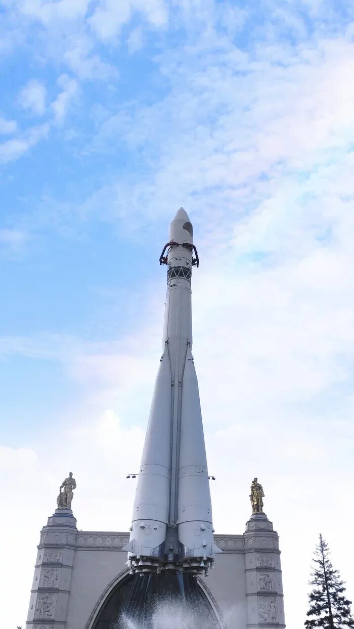 4 ракеты москва. 4 ракеты москва. 4 ракеты москва. Ракета восток москва. Вднх ракета памятник.